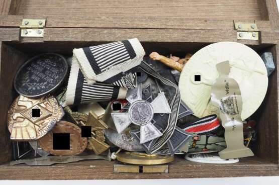 Tauschbox eines Flohmarktgängers. - photo 1
