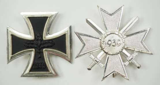 1957: Eisernes Kreuz, 1957, 1. Klasse und Kriegsverdienstkreuz, 1. Klasse mit Schwertern. - photo 1