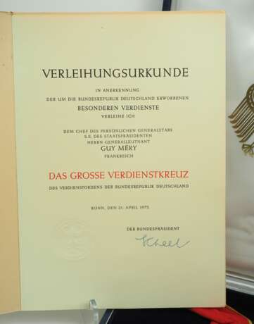 BRD: Großes Verdienstkreuz mit Stern und Schulterband, im Etui mit Urkunde für Chef des persönlichen Generalstabs S.E. des Staatspräsidenten Herrn Generalleutnant G.M. aus Frankreich. - фото 2