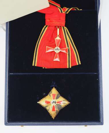 BRD: Großes Verdienstkreuz mit Stern und Schulterband, im Etui mit Urkunde für Chef des persönlichen Generalstabs S.E. des Staatspräsidenten Herrn Generalleutnant G.M. aus Frankreich. - фото 3