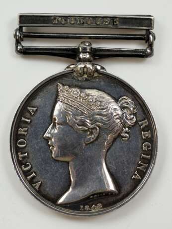 Großbritannien: Miliary General Service Medal (1847), mit der Gefechtsspange TOULOUSE für einen Leutnant des 3. Garde-Dragoner-Regiment. - photo 1