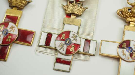 Spanien: Militär-Verdienstorden - 3 Exemplare. - photo 2