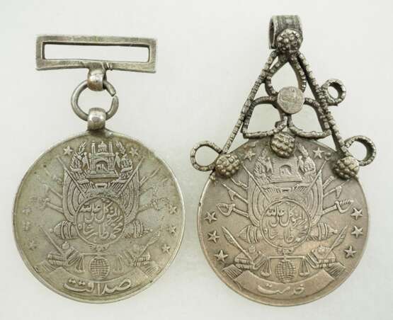 Afghanistan: Silberne Verdienstmedaille 1933/73 / Medaille für die Niederschlagung der Pasthun Rebellen in der Kunar Provinz 1945. - photo 1