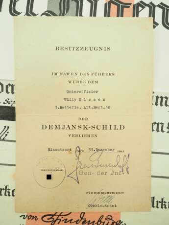 Demjansk Schild Urkunde für einen Unteroffizier der 3. Batt., Art. Regt. 30. - фото 1