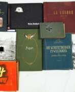 Memorabilia. Lot Foto-Leeralben und Literatur.