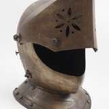 Historismus: Geschlossener Helm mit geschobenem Visier. - photo 1