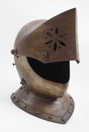 Historismus: Geschlossener Helm mit geschobenem Visier. - photo 1