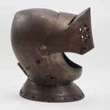 Historismus: Geschlossener Helm mit geschobenem Visier. - photo 2