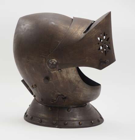 Historismus: Geschlossener Helm mit geschobenem Visier. - photo 2