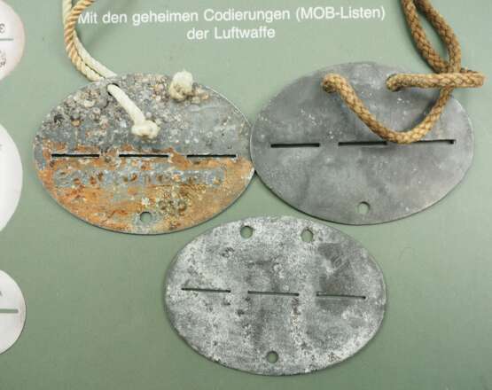 Waffen-SS: Erkennungsmarken - 3 Exemplare. - photo 2