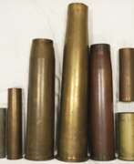 Armures et uniformes. Sammlung großkalibriger Granathülsen - 8 Exemplare.