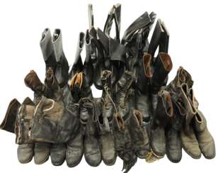 Sammlung militärischen Schuhwerks.