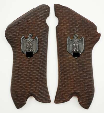 Wehrmacht: Paar Griffschalen zur Pistole 08 mit Heeresadler. - Foto 1