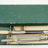DDR: Offiziersdolch mit Gehänge, im Etui. - фото 1