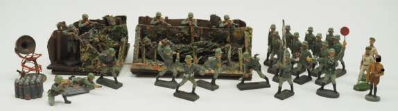 Elastolin / Lineol: Wehrmacht Soldaten mit Stellung sowie Adolf Hitler. - photo 1