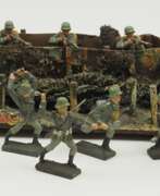 Jouets et Modèles. Elastolin / Lineol: Wehrmacht Soldaten mit Stellung sowie Adolf Hitler.