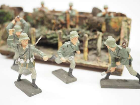 Elastolin / Lineol: Wehrmacht Soldaten mit Stellung sowie Adolf Hitler. - photo 4