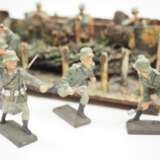 Elastolin / Lineol: Wehrmacht Soldaten mit Stellung sowie Adolf Hitler. - photo 4