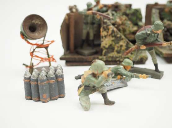 Elastolin / Lineol: Wehrmacht Soldaten mit Stellung sowie Adolf Hitler. - photo 6