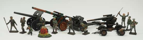 Lineol: Feld- und Flak-Geschütz mit Bedienmannschaft. - photo 1