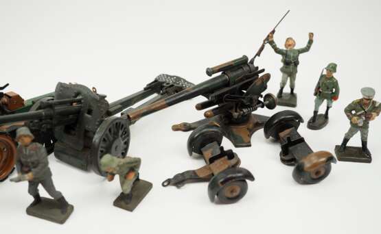 Lineol: Feld- und Flak-Geschütz mit Bedienmannschaft. - photo 3