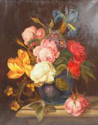 Blumenbouquet in blauer Vase.