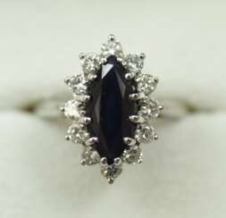 Weißgold Ring mit Saphir und Diamant Besatz.