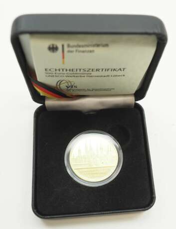 Euro: 100 Euro GOLD - UNESCO-Welterbe Hansestadt Lübeck, im Etui. - Foto 3