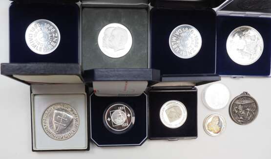 International: Sammlung Münzen und Medaillen, im Etui. - photo 1