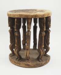 Dogon, Mali: Hocker mit neun Karyatiden.