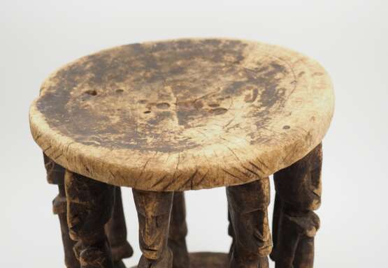Dogon, Mali: Hocker mit neun Karyatiden. - photo 2
