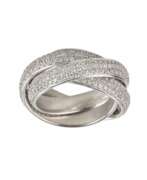 Overview. 18K White gold ring with diamonds.
