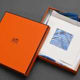 Hermès Seiden Carré "La Parade" in blau-grün, Entw.: Françoise Heron 2011, gerollter Rand, 90x90cm, Original Box, kein Schild, Randdefekte - photo 5
