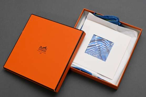 Hermès Seiden Carré "La Parade" in blau-grün, Entw.: Françoise Heron 2011, gerollter Rand, 90x90cm, Original Box, kein Schild, Randdefekte - photo 5