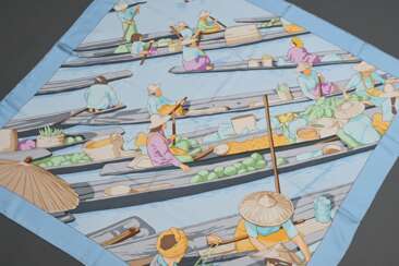 Hermès Seiden Carré &quot;Marché Flottant du Lac Inlé&quot; in hellblau, Entw.: Dimitri Rybaltchenko 2011 gerollter Rand, 90x90cm, Original Box, Ziehfaden