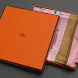 Hermès Seiden Carré "Les Oiseaux des Champs et des Bois" in rosa, Entw.: Hugo Grygkar 2013, 90x90cm, Original Box - photo 7