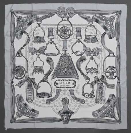 Hermès Seiden Carré "Etriers" in grau-beige, Entw.: Françoise De La Perriere 2013, gerollter Rand, 90x90cm, Box, kein Schild, Ziehfaden - photo 2