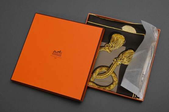 Hermès Seiden Carré "Palefroi" in braun-gold-beige, Entw.: Francoise de la Perrier, 2013, gerollter Rand, 90x90cm, Original Box, kein Schild - photo 5