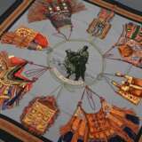 Hermès Seiden Carré "Cuirs du desert" in grau-schwarz-orange, Entw.: Françoise De La Perriere, 2011, gerollter Rand, 90x90cm, kein Schild - Foto 1
