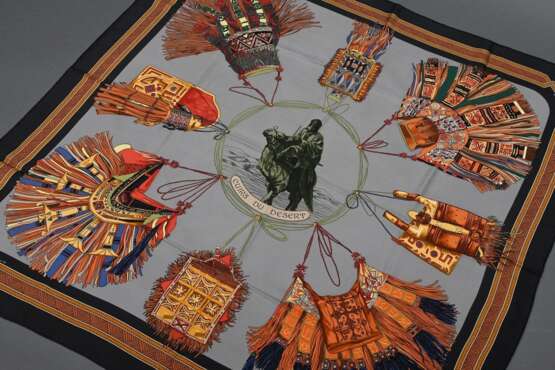 Hermès Seiden Carré "Cuirs du desert" in grau-schwarz-orange, Entw.: Françoise De La Perriere, 2011, gerollter Rand, 90x90cm, kein Schild - Foto 1