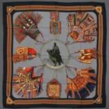 Hermès Seiden Carré "Cuirs du desert" in grau-schwarz-orange, Entw.: Françoise De La Perriere, 2011, gerollter Rand, 90x90cm, kein Schild - Foto 2