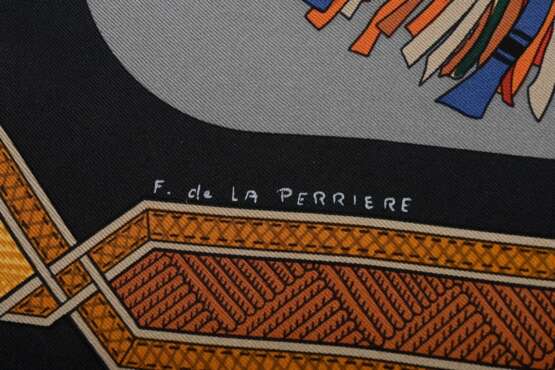 Hermès Seiden Carré "Cuirs du desert" in grau-schwarz-orange, Entw.: Françoise De La Perriere, 2011, gerollter Rand, 90x90cm, kein Schild - Foto 3