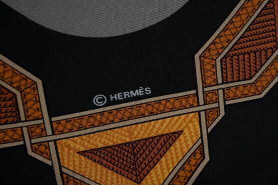Hermès Seiden Carré "Cuirs du desert" in grau-schwarz-orange, Entw.: Françoise De La Perriere, 2011, gerollter Rand, 90x90cm, kein Schild - Foto 5