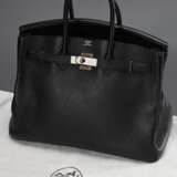 Hermès "Birkin Bag 35", schwarzes genarbtes Taurillon Clémence Leder, silberfarbene Hardware, 2013 (Q im Quadrat), 23,5x35x17,5cm, mit Staubbeutel, Gebrauchsspuren, Schlüssel und Schloss fehlen - Foto 1