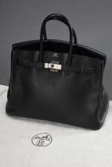 Hermès &quot;Birkin Bag 35&quot;, schwarzes genarbtes Taurillon Clémence Leder, silberfarbene Hardware, 2013 (Q im Quadrat), 23,5x35x17,5cm, mit Staubbeutel, Gebrauchsspuren, Schlüssel und Schloss fehlen
