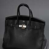 Hermès "Birkin Bag 35", schwarzes genarbtes Taurillon Clémence Leder, silberfarbene Hardware, 2013 (Q im Quadrat), 23,5x35x17,5cm, mit Staubbeutel, Gebrauchsspuren, Schlüssel und Schloss fehlen - Foto 2
