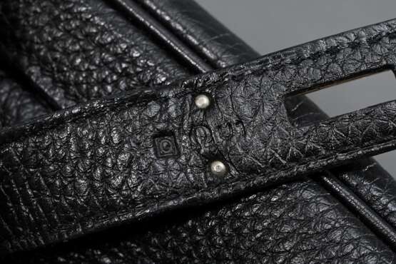 Hermès "Birkin Bag 35", schwarzes genarbtes Taurillon Clémence Leder, silberfarbene Hardware, 2013 (Q im Quadrat), 23,5x35x17,5cm, mit Staubbeutel, Gebrauchsspuren, Schlüssel und Schloss fehlen - Foto 7