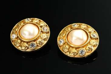 Paar goldfarbene Chanel Vintage Ohrclips mit Kunstperlen und Imitatsteinen, verso sign., mit Original Box, 28,5g, Ø 2,9cm