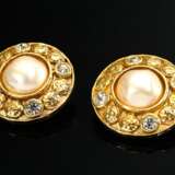 Paar goldfarbene Chanel Vintage Ohrclips mit Kunstperlen und Imitatsteinen, verso sign., mit Original Box, 28,5g, Ø 2,9cm - photo 1