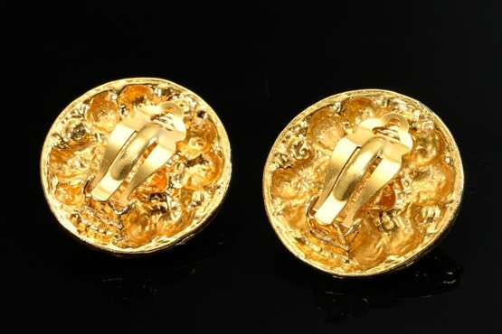 Paar goldfarbene Chanel Vintage Ohrclips mit Kunstperlen und Imitatsteinen, verso sign., mit Original Box, 28,5g, Ø 2,9cm - photo 2